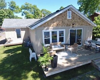 Sunset Circle West facing waterfront Cottage - Forest Lake - Patio
