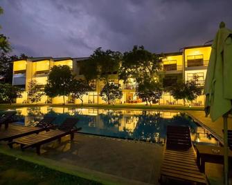 Grand Tamarind Lake - Kataragama - Pool