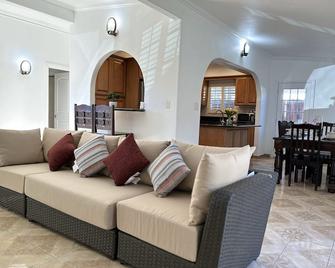Midterm Rental: Peaceful House with Big Yard, AC, Wifi, Laundry, Tesla Charger.. - Pico Rivera - Living room