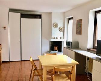 Grazioso monolocale a pochi passi dal centro cittadino - Chiesa In Valmalenco - Sala pranzo
