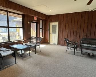 Redwood Inn & Suites Room #6 - impeccably clean motel between CDP & ASV - Oneonta - Living room