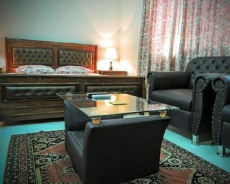 Jannat Guest House - Hyderābād - Living room