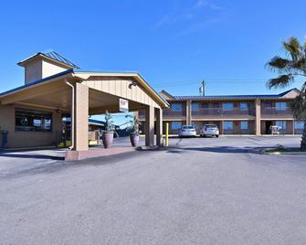 Xecutive Inn and Suites - Center - Building