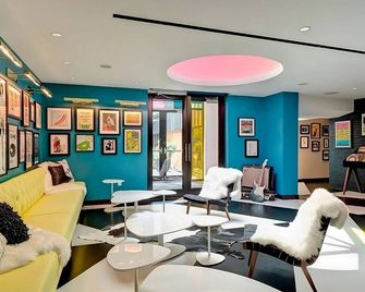 Pet-Friendly King Room with Pool View, Boston Escape! - Boston - Lounge