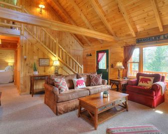 Pine Cabin at Rangeley Lake Resort - shared waterfront on Rangeley Lake - Rangeley - Living room