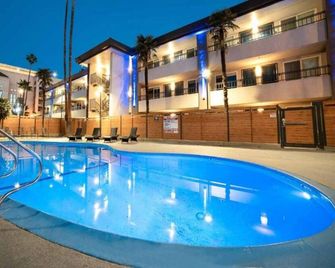 2 Full Beds | Non-Smoking, Kitchen - Stockton - Pool