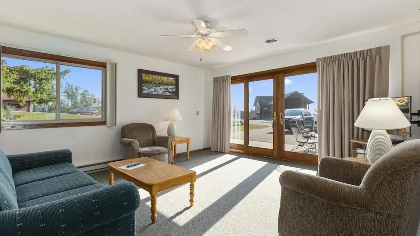 Pelican Lakes Motel