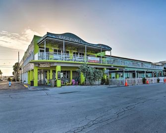 Bright Gulf Coast Escape - 8 Mi to Johns Pass! - St. Pete Beach - Edificio