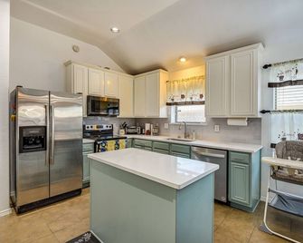 4 Mi to AT&T Stadium: Home w/ BBQ in Grand Prairie - Grand Prairie - Kitchen