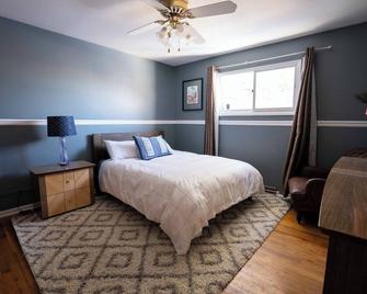 4 Bedroom Home, Fenced Yard and Hot Tub! - Lander - Bedroom