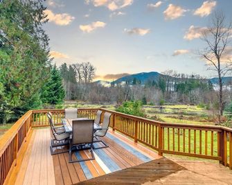 Waterfront Cabin at White Pass, Mt. Rainier - Packwood - Balcony