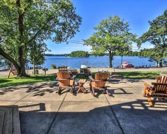 Lake Minocqua 2nd floor studio with boat slip/on snowmobile trail - Minocqua - Patio