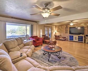 Large Home with Games Walk to Bull Shoal Lake! - Bull Shoals - Sala de estar