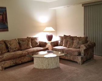 2br/1ba Private Condo W/ Terrace Patio - Gaithersburg - Living room