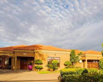 Blomsbed Inn - Palapye - Building