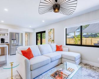 Welcome to Casa Luna! Your relaxing and luxurious retreat away from home. - Cutler Bay - Living room