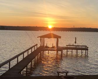 Awesome LAKE front cottage offers relaxation and fun! Great for Families! - Mabank - Beach