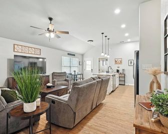 The Olive haus - Abilene - Living room