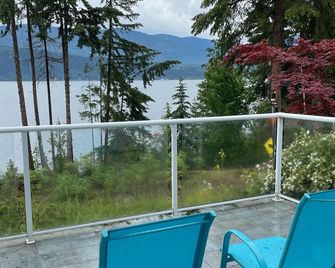 Semi-lake front on Shuswap lake with private beach dock and bouy. - Blind Bay - Balcony