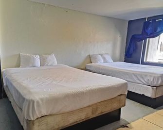 2 Queen Beds with Kitchenette - Orangeburg