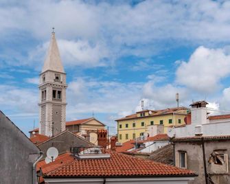 Degrassi Square Apartments - Vrsar