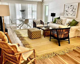 Sea Palms St Simons Island, GA Decorator furnished 2/2 island escape - Brunswick - Living room