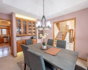 Beautiful Family Home! Close to Outlet Malls - Eagan - Dining room