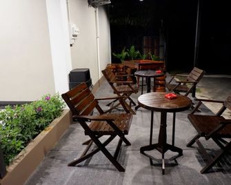The Gun Hotel - Surin - Patio