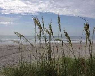 Beach Shack small 1 bedroom condo walk to ocean less than one block away - Cape Canaveral - Beach