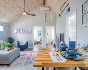 Renovated Retreat Home in Huron walking distance to beach - Huron - Living room