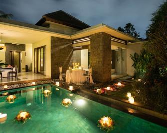 Royal Samaja Villas - Kuta - Pool