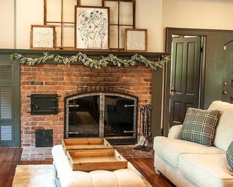 Farmhouse Estate with Pool,Entertainment Barn and Hot Tub in Suburban Indy - Westfield - Huiskamer