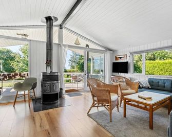Cozy Home In Nysted With House Sea View - Nysted - Sala de estar