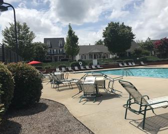 A much needed place to relax close to town - McDonough - Pool