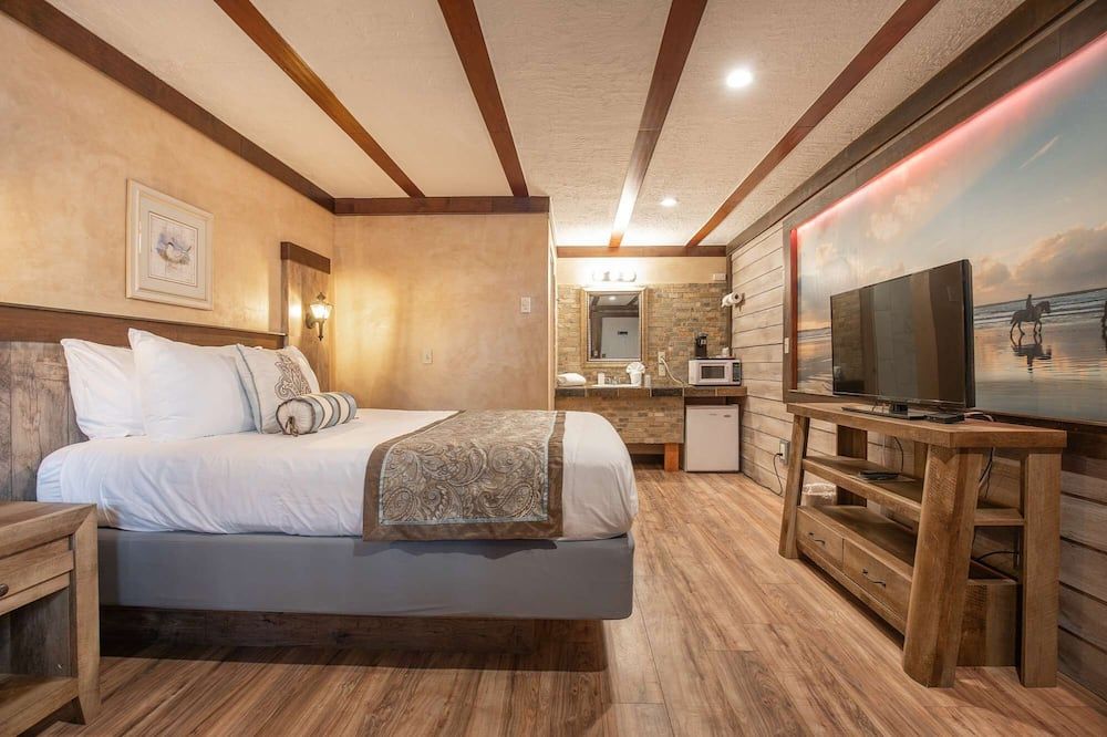 Sandy Duck - Queen Studio Room at Wanderlust Inn, Pet Friendly - Ocean Shores - Bedroom