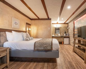 Sandy Duck - Queen Studio Room at Wanderlust Inn, Pet Friendly - Ocean Shores - Bedroom