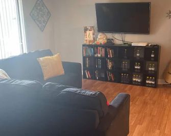 Peaceful ONE bedroom Apartment with at home gym - Florissant - Living room