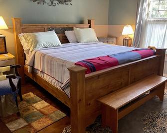 Greenwood Bed and Breakfast - Greensboro - Bedroom