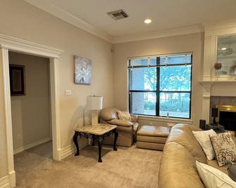 New 6-Acre Lake Escape with dock - Livingston - Sala de estar