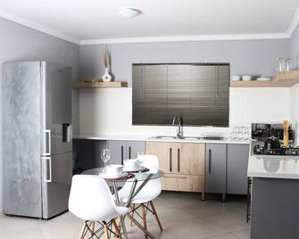 Unit 7-9 at Homely Escapes - Phalaborwa - Kuchyň