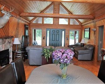 Burntside Lake-Home, Cabin & Sauna, Come & Enjoy The Serenity, Beauty & Wildlife - Ely - Living room