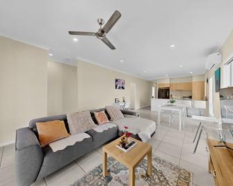 The Hidden Gem Getaway - Logan City - Living room