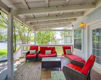 Dock, Deck and Kayaks Home on Cedar Creek Reservoir - Mabank - Patio