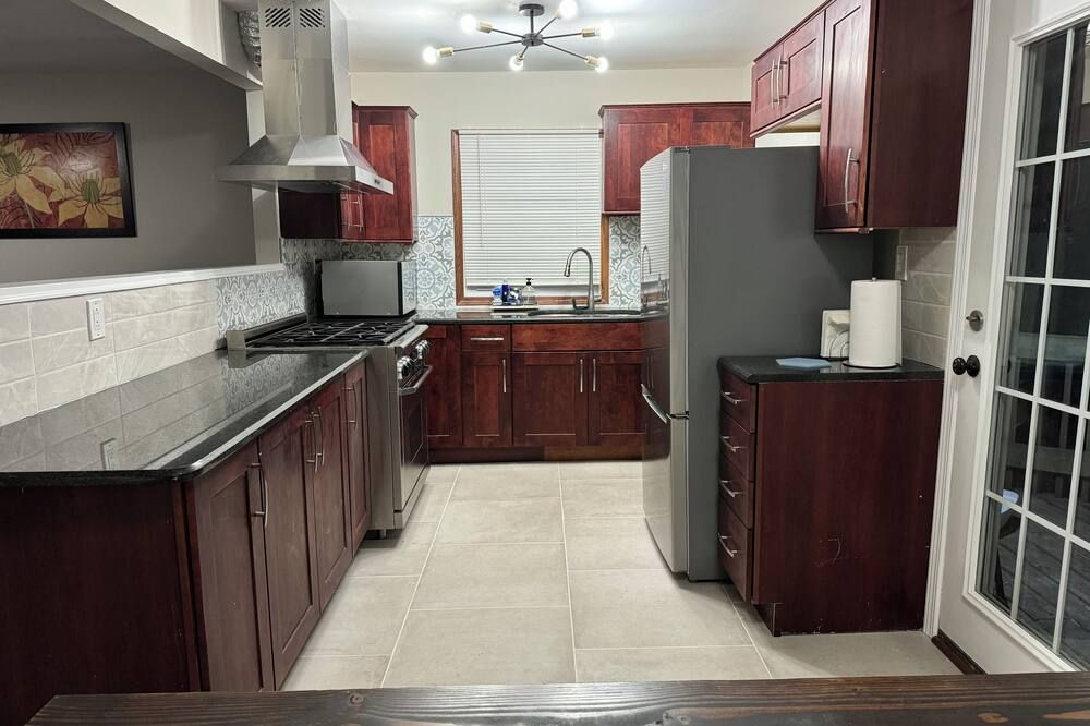 Terrific 3-bedroom family-friendly house close to everything in charming McHenry - McHenry - Kuchyň