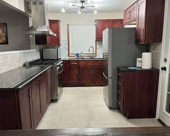 Terrific 3-bedroom family-friendly house close to everything in charming McHenry - McHenry - Kuchyň