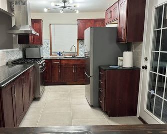 Terrific 3-bedroom family-friendly house close to everything in charming McHenry - McHenry - Kuchyň