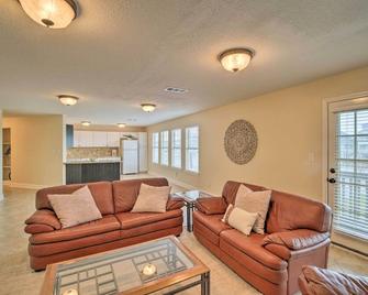 Apt with Balconies - Steps to Kemah Boardwalk! - Kemah - Living room