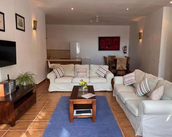 Padre Aviles - Tolatán - Wohnzimmer