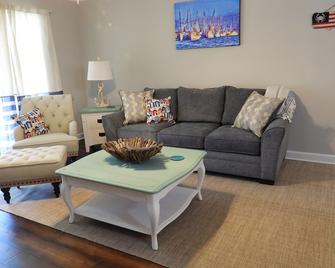 Newly Remodled Coastal Condo - Saint Simons - Living room