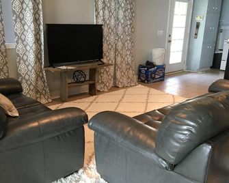 Breezeway Bay Waterfront Cabin with New Boathouse/ Plenty of parking - Scottsboro - Living room